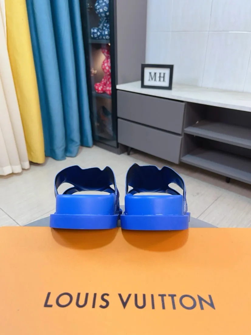 Men's shoes💰300🌹🌹【LV】Multi-color new men's slippers, original top-quality version, original special cowhide with pebbled embossing➕sheepskin on the inner and side, non-slip combination sole, more stable walking, more comfortable and lightweight, high-end and generous, size: 38~44